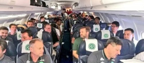 A bordo dell'aereo precipitato in Colombia c'era l'intera squadra brasiliana, in volo verso la finale della Coppa Sudamericana