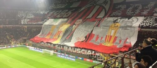 La scenografia del Derby, i tifosi rossoneri rendono omaggio al Presidente