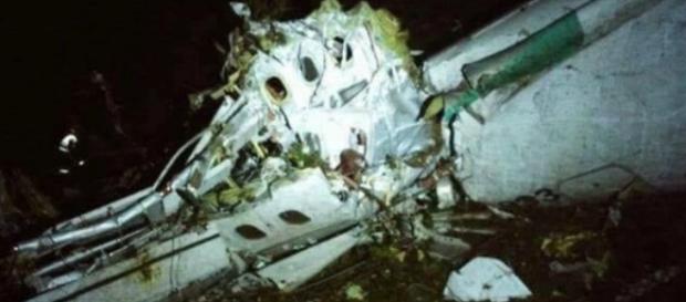Avião com equipe da Chapecoense cai na Colômbia e deixa mortos. Avião com equipe da Chapecoense cai na Colômbia e deixa mortos.