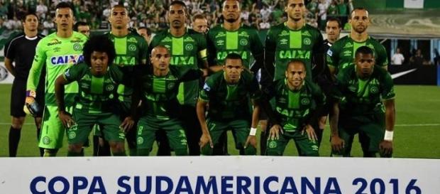 Clubes do Brasil e do Mundo se solidarizam com tragédia que vitimou a Chapecoense (Foto: Isto É) Clubes do Brasil e do Mundo se solidarizam com tragédia que vitimou a Chapecoense (Foto: Isto É)
