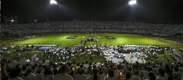 Colombianos fazem uma das homenagens mais lindas da história mundial (foto: Reprodução) Colombianos fazem uma das homenagens mais lindas da história mundial (foto: Reprodução)