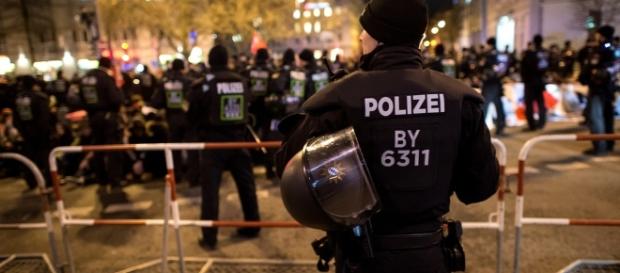 Demonstrationen sind extrem sabotageanfällig. Am besten man schafft sie ab. Demonstrationen sind extrem sabotageanfällig. Am besten man schafft sie ab.