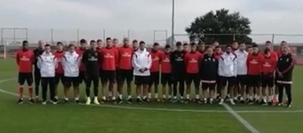 Equipa do Benfica fez um minuto de silêncio antes do treino. Equipa do Benfica fez um minuto de silêncio antes do treino.