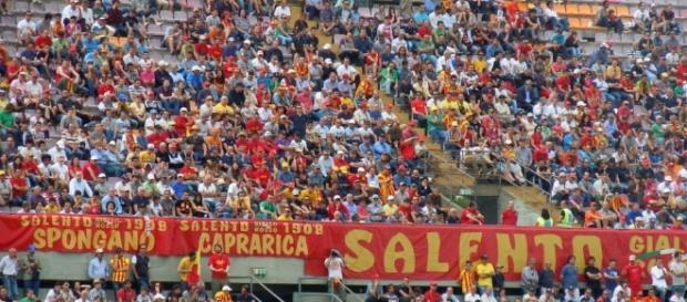 I tifosi del Lecce d'accordo con la giornata giallorossa. I tifosi del Lecce d'accordo con la giornata giallorossa.