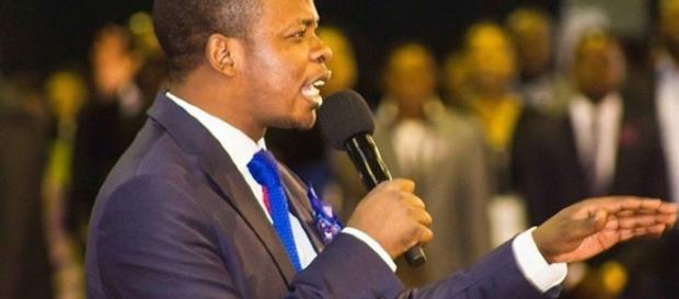 Imagens do Pastor Bushiri em um de seus cultos. Imagens do Pastor Bushiri em um de seus cultos.
