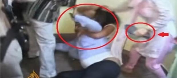 Mulher traída e familiares batem no marido e na amante (Foto: Youtube/Reprodução) Mulher traída e familiares batem no marido e na amante (Foto: Youtube/Reprodução)