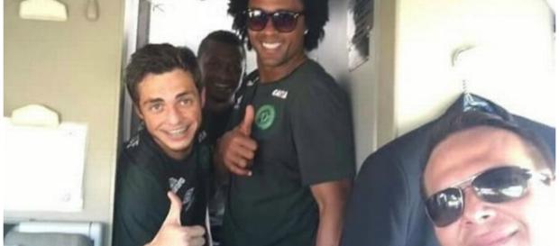 Piloto (direita) tirou 'selfie' com alguns jogadores Piloto (direita) tirou 'selfie' com alguns jogadores