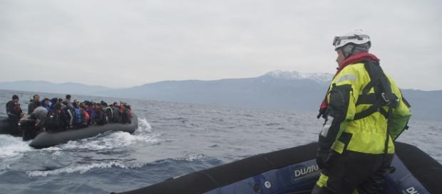 Refugiați trecând Marea Mediterană cu barca din Turcia spre insula din Grecia, Lesbos - Foto: Wikimedia.org Refugiați trecând Marea Mediterană cu barca din Turcia spre insula din Grecia, Lesbos - Foto: Wikimedia.org