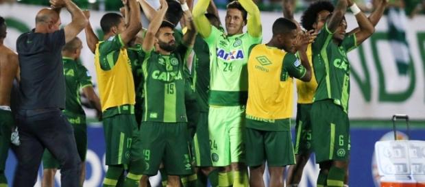 Time agradecendo à torcida pelo apoio na Sul-Americana Time agradecendo à torcida pelo apoio na Sul-Americana