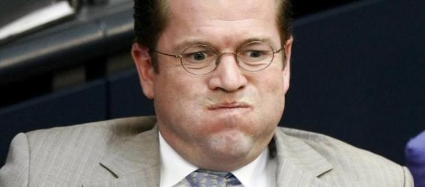 War Guttenberg keine Warnung? Warum tun sich immer noch Menschen windige akademische Weihen an? War Guttenberg keine Warnung? Warum tun sich immer noch Menschen windige akademische Weihen an?
