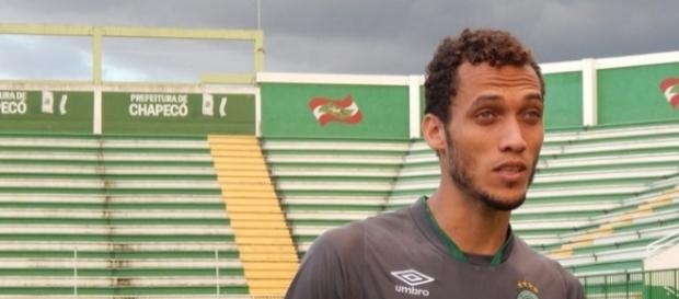 Zagueiro Neto sobreviveu ao acidente Zagueiro Neto sobreviveu ao acidente