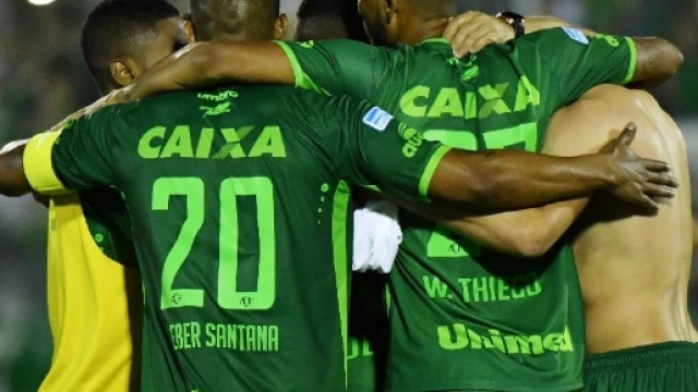 Incidente aereo: sterminata la squadra brasiliana del Chapecoense - lanotiziagiornale.it