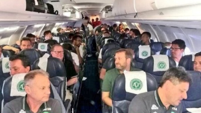 La squadra del Chapecoense in aereo.