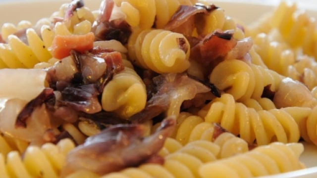 Ricetta - Pasta speck e radicchio - Le ricette dello spicchio d'aglio - lospicchiodaglio.it