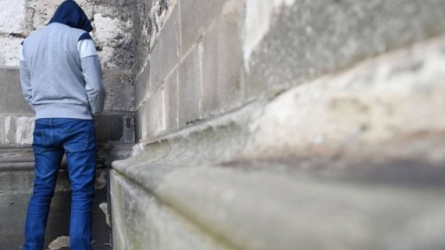 Urinare in luoghi pubblici non &egrave; pi&ugrave; reato ma &egrave; sanzionato con multe salatissime e qualche volta ha risvolti drammatici.