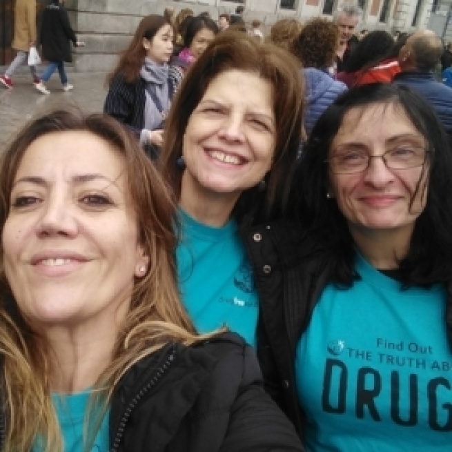 Tres voluntarias de la Asociación en la Puerta del Sol, tras repartir más de 600 libritos de informacion. www.noaladroga.org