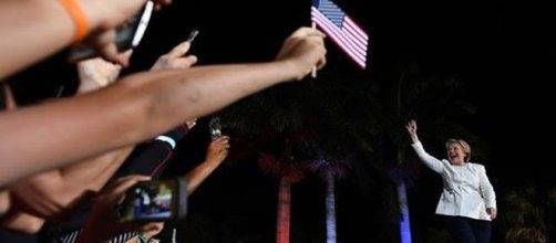 La candidata democratica Hilary Clinton saluta i suoi sostenitori durante il raduno della campagna a Fort Lauderdale, in Florida.