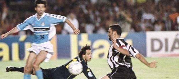 Atleticano precisou esperar quase 40 anos para ver a revanche do Galo, que teve gol de peito de Guilherme Atleticano precisou esperar quase 40 anos para ver a revanche do Galo, que teve gol de peito de Guilherme