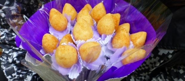 Desempregada vende buquês de coxinhas em página do Facebook Desempregada vende buquês de coxinhas em página do Facebook