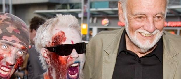 George Romero acompañado de dos zombies George Romero acompañado de dos zombies