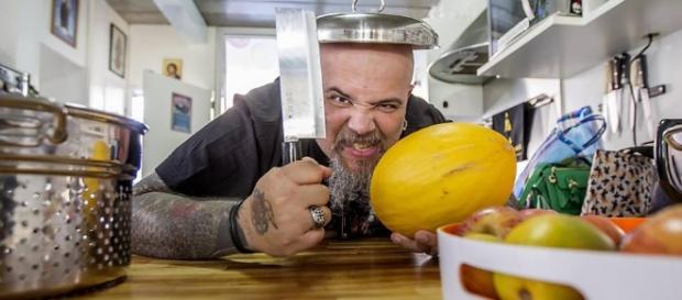 João Gordo utiliza-se de uma linguagem escrachada e debochada para contar a sua vida João Gordo utiliza-se de uma linguagem escrachada e debochada para contar a sua vida