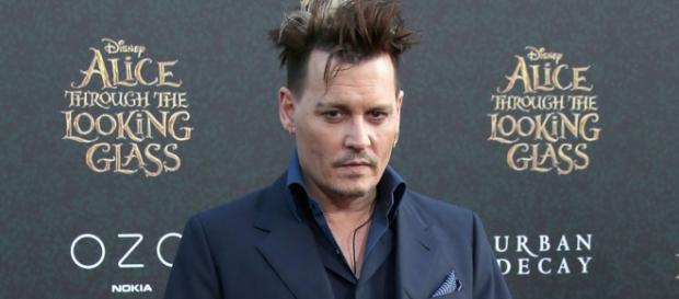 Johnny Depp na première de "Alice Através do Espelho" Johnny Depp na première de "Alice Através do Espelho"