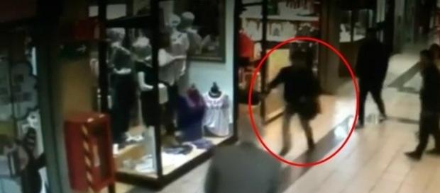 Na imagem é possível ver o idoso em frente ao criminoso que segurava uma bolsa cheia de coisas roubadas. Na imagem é possível ver o idoso em frente ao criminoso que segurava uma bolsa cheia de coisas roubadas.