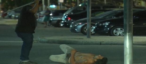 Na imagem é possível ver que o segurança segura uma barra de ferro que usou para imobilizar o bandido. Na imagem é possível ver que o segurança segura uma barra de ferro que usou para imobilizar o bandido.