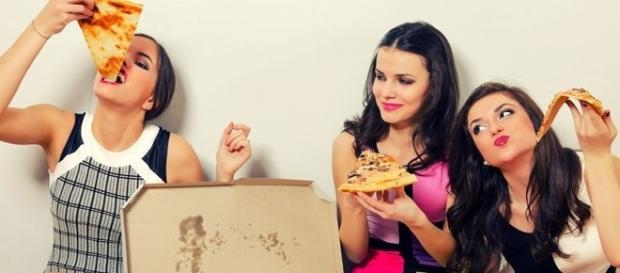 Porque algumas pessoas comem muitas besteiras e não engordam. Porque algumas pessoas comem muitas besteiras e não engordam.