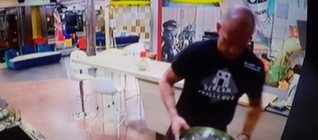Stefano Bettarini con la maglia Scream Challange per la lotta contro il bullismo Stefano Bettarini con la maglia Scream Challange per la lotta contro il bullismo