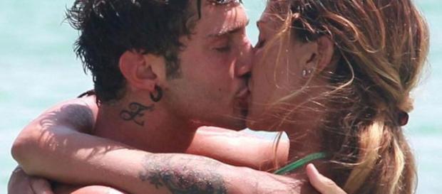 Stefano De Martino mentre bacia Belen Rodriguez. Stefano De Martino mentre bacia Belen Rodriguez.