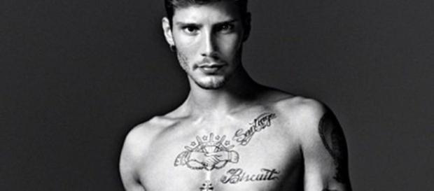 Stefano De Martino e gli indizi sulla sua nuova fidanzata. Stefano De Martino e gli indizi sulla sua nuova fidanzata.