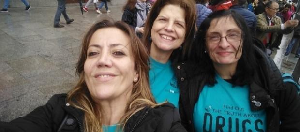 Tres voluntarias de la Asociación en la Puerta del Sol, tras repartir más de 600 libritos de informacion. www.noaladroga.org Tres voluntarias de la Asociación en la Puerta del Sol, tras repartir más de 600 libritos de informacion. www.noaladroga.org