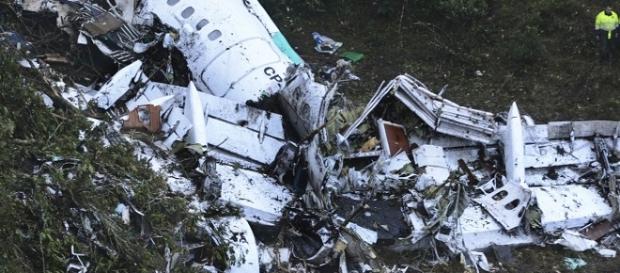 avião cai em Medellin matando 71 pessoas avião cai em Medellin matando 71 pessoas