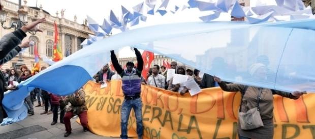 Gli occupanti delle palazzine dell'ex Moi sfilano in città Gli occupanti delle palazzine dell'ex Moi sfilano in città