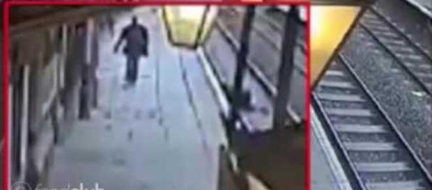 Homem empurra senhor de 50 anos nos trilhos do trem em Londres Homem empurra senhor de 50 anos nos trilhos do trem em Londres