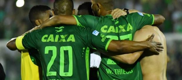 In Brasile si piangono i giocatori della Chapecoense In Brasile si piangono i giocatori della Chapecoense