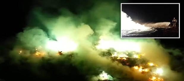 Na imagem, bombeiro, atônito com a ocorrência, combate o fogo (THIRDPHASEOFMOON) Na imagem, bombeiro, atônito com a ocorrência, combate o fogo (THIRDPHASEOFMOON)