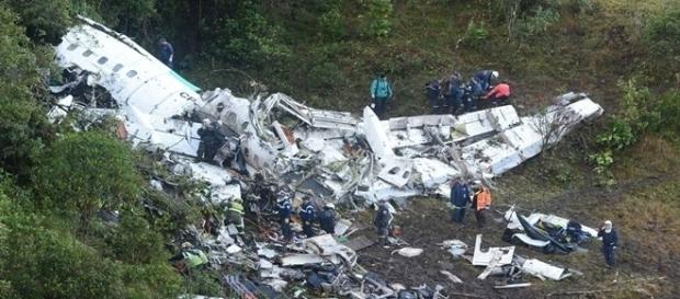 Na imagem os destroços do avião e a equipe de resgate trabalhando. Na imagem os destroços do avião e a equipe de resgate trabalhando.