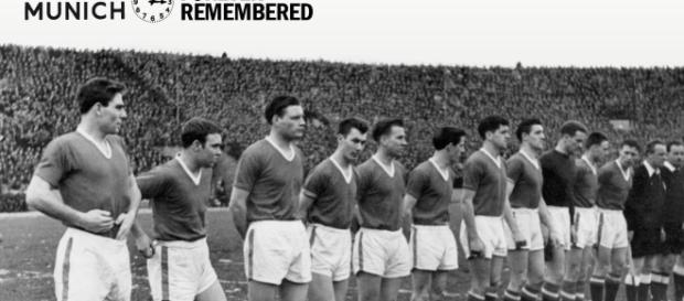 O último jogo do Manchester antes do desastre. Bobby Charlton é o quinto da esquerda para a direita O último jogo do Manchester antes do desastre. Bobby Charlton é o quinto da esquerda para a direita