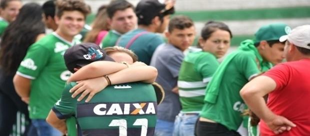 Torcedores prestam homenagens à Chape Torcedores prestam homenagens à Chape