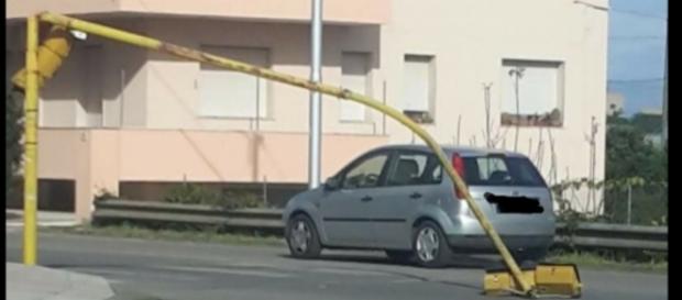 Un semaforo piegato dal vento. Un semaforo piegato dal vento.