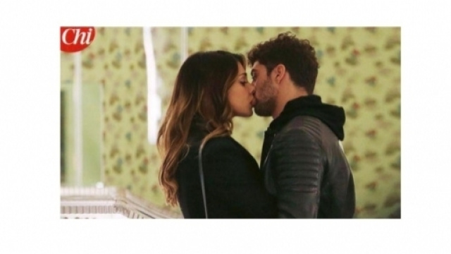 Gossip: Belen Rodriguez bacia il fidanzato Andrea Iannone.