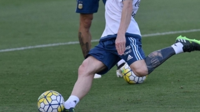 Il maxi "calzettone" di Lionel Messi