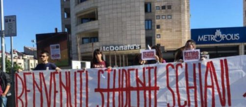 Protesta degli studenti davanti il McDonald's, Cosenza