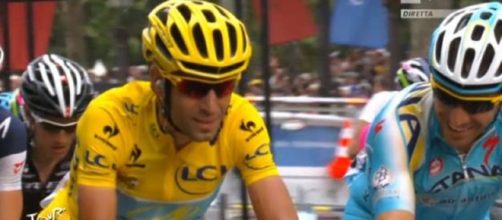 Vincenzo Nibali in maglia gialla al Tour de France