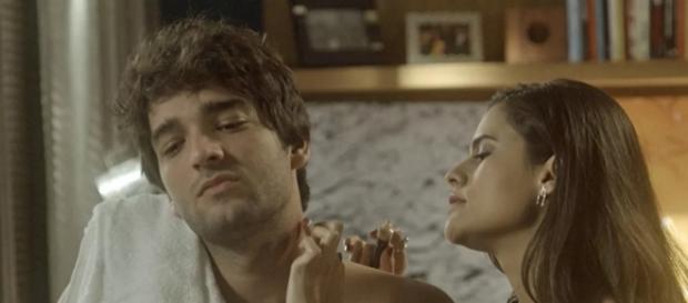 Alina tenta seduzir Tiago em A Lei do Amor Alina tenta seduzir Tiago em A Lei do Amor