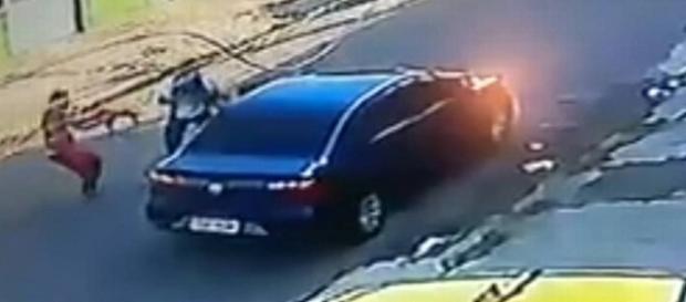 Bandidos assaltam veículo na Vila da Penha, podem ser os mesmos que participaram de um tiroteio no mesmo bairro Bandidos assaltam veículo na Vila da Penha, podem ser os mesmos que participaram de um tiroteio no mesmo bairro