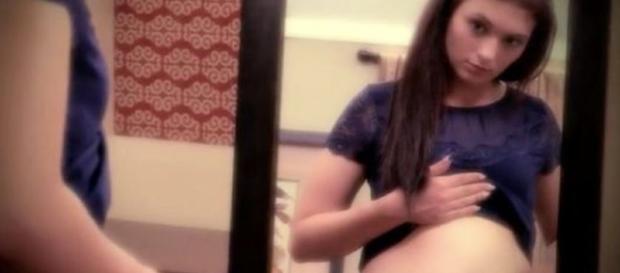 Jovem de 19 anos revela que está esperando um bebê de 'Jesus' Jovem de 19 anos revela que está esperando um bebê de 'Jesus'