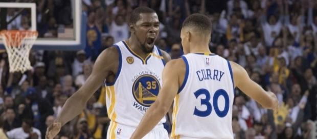 Kevin Durant firma una actuación estelar para destrozar a los Thunder en su primer enfrentamiento Kevin Durant firma una actuación estelar para destrozar a los Thunder en su primer enfrentamiento